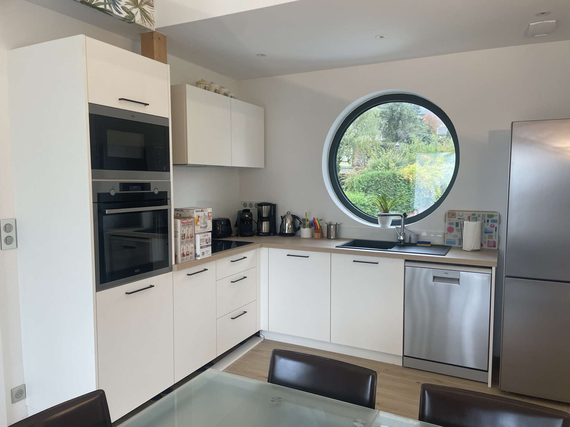 Cuisine moderne équipée avec hublot design