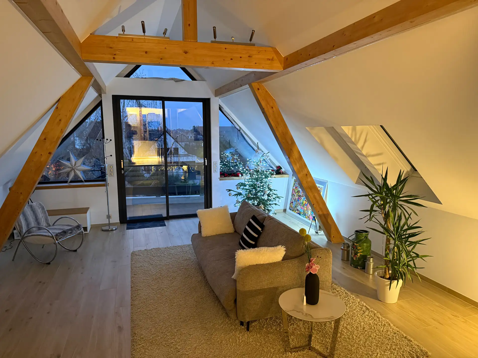 Intérieur du gîte l'écrin du vignoble - Salon lumineux avec vue sur le vignoble alsacien